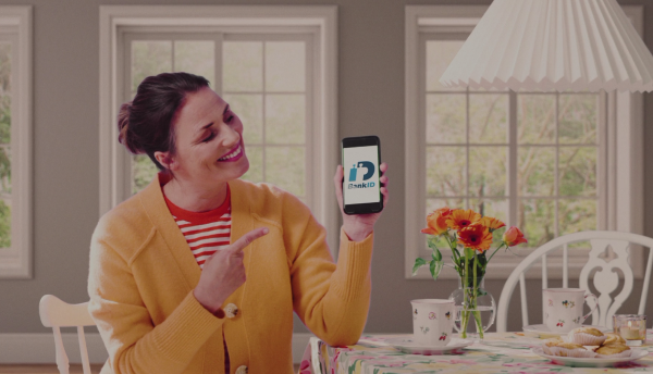 Video-thumbnail-woman-showing-bankid-logo-on-phone-screen-600x344