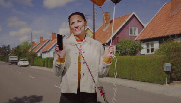 women-holding-mobile-and-balloons-600x344